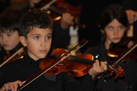 Nacho, con sus 8 años toca el volumen 2 de violín del repertorio Método Suzuki