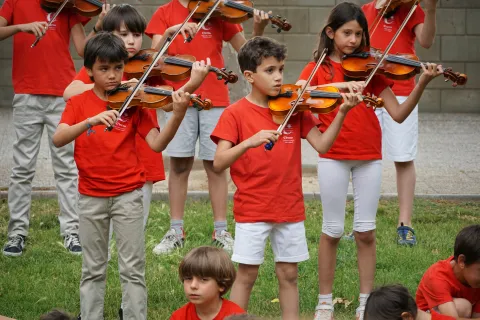 Niños medianos tocando el violin