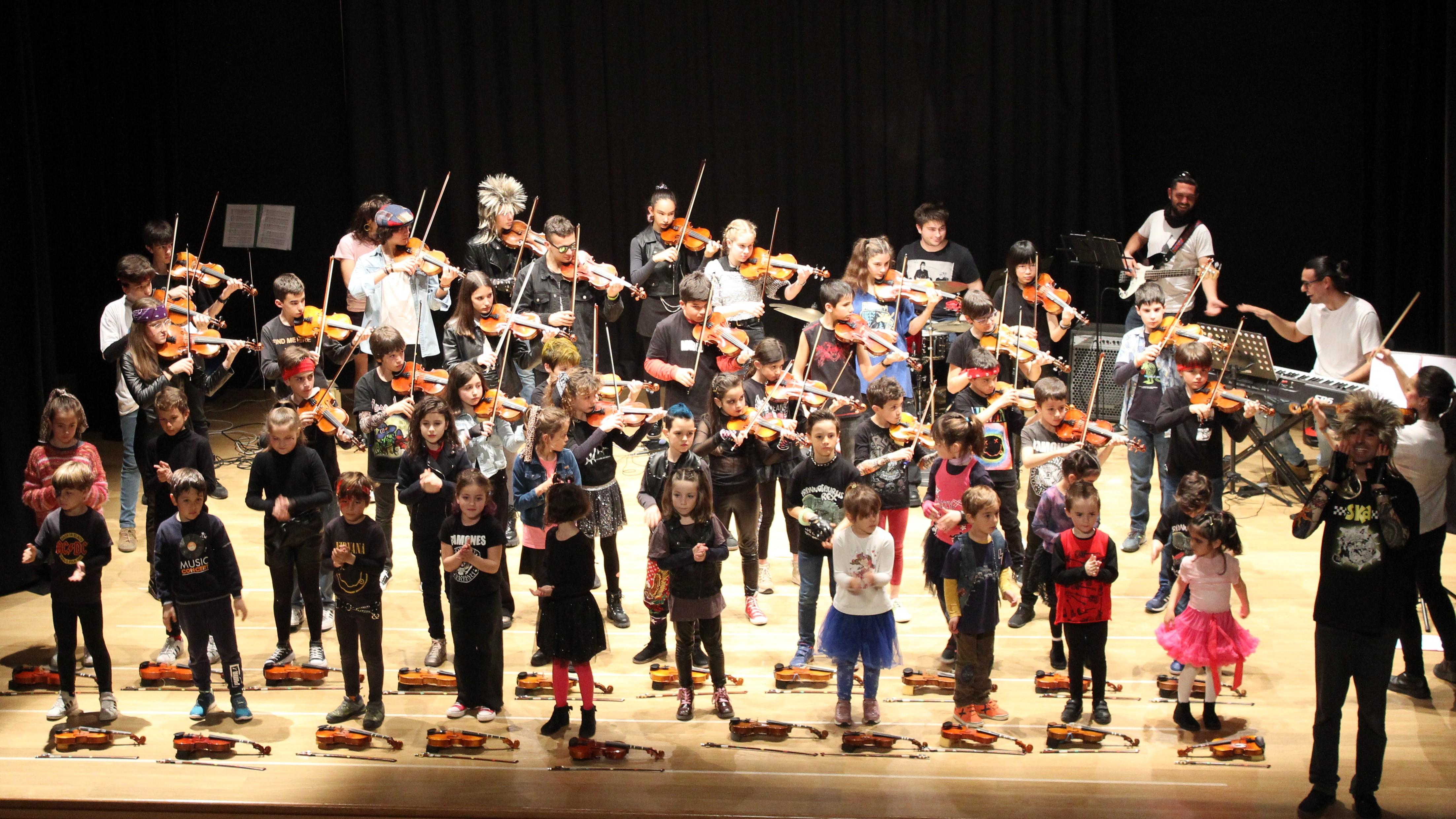 Mucho Rock&Roll sobre el escenario con todos nuestros alumnos de violín